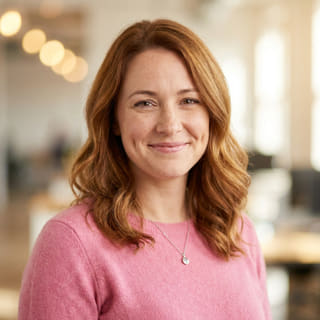 Emily Watson, en Coral Invertía, Directora de Atención al Cliente